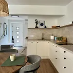 Modern Comfort In The Heart Of Old Town *