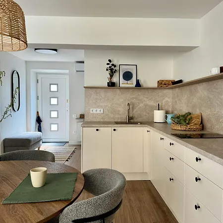 Modern Comfort In The Heart Of Old Town *
