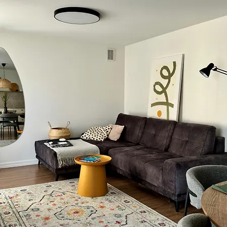 Modern Comfort In The Heart Of Old Town Apartment