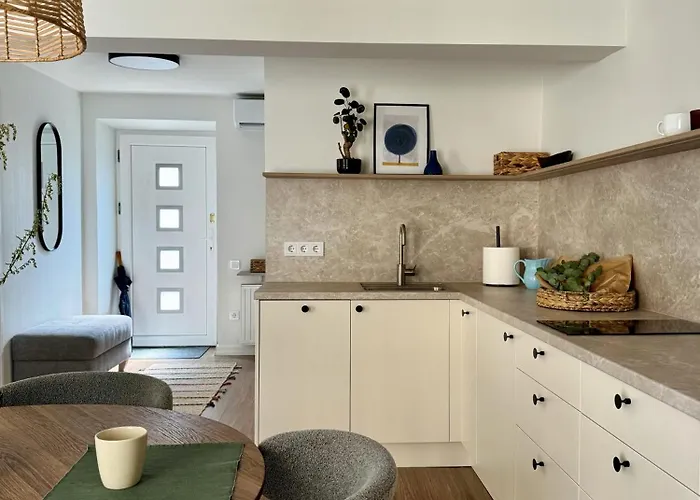 Modern Comfort In The Heart Of Old Town *