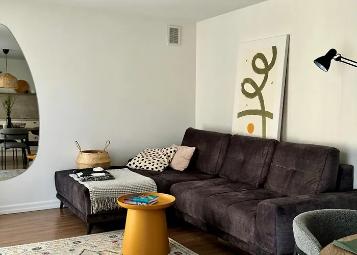 Modern Comfort In The Heart Of Old Town Apartment